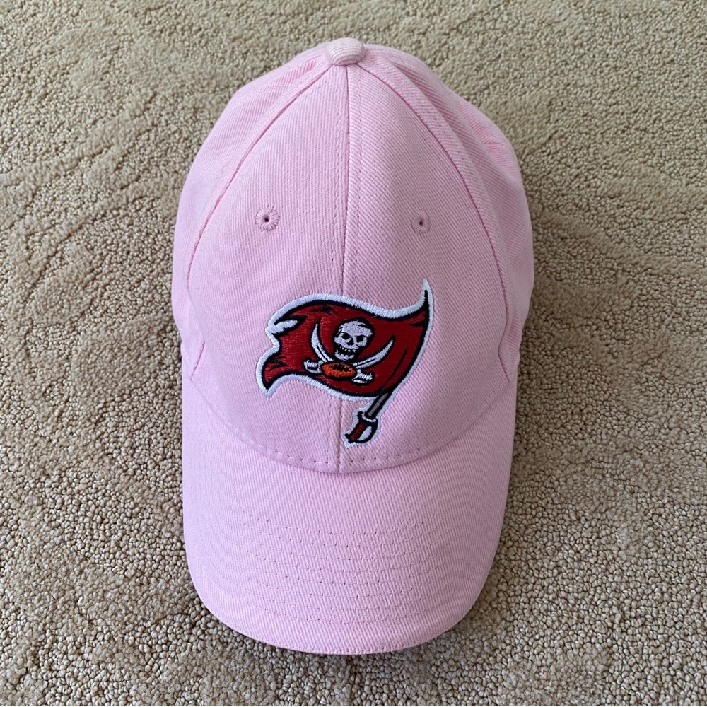 Tampa Bay Buccaneers NFL Women’s Pink Adjustable Cap Logo Hat Breast Cancer OS